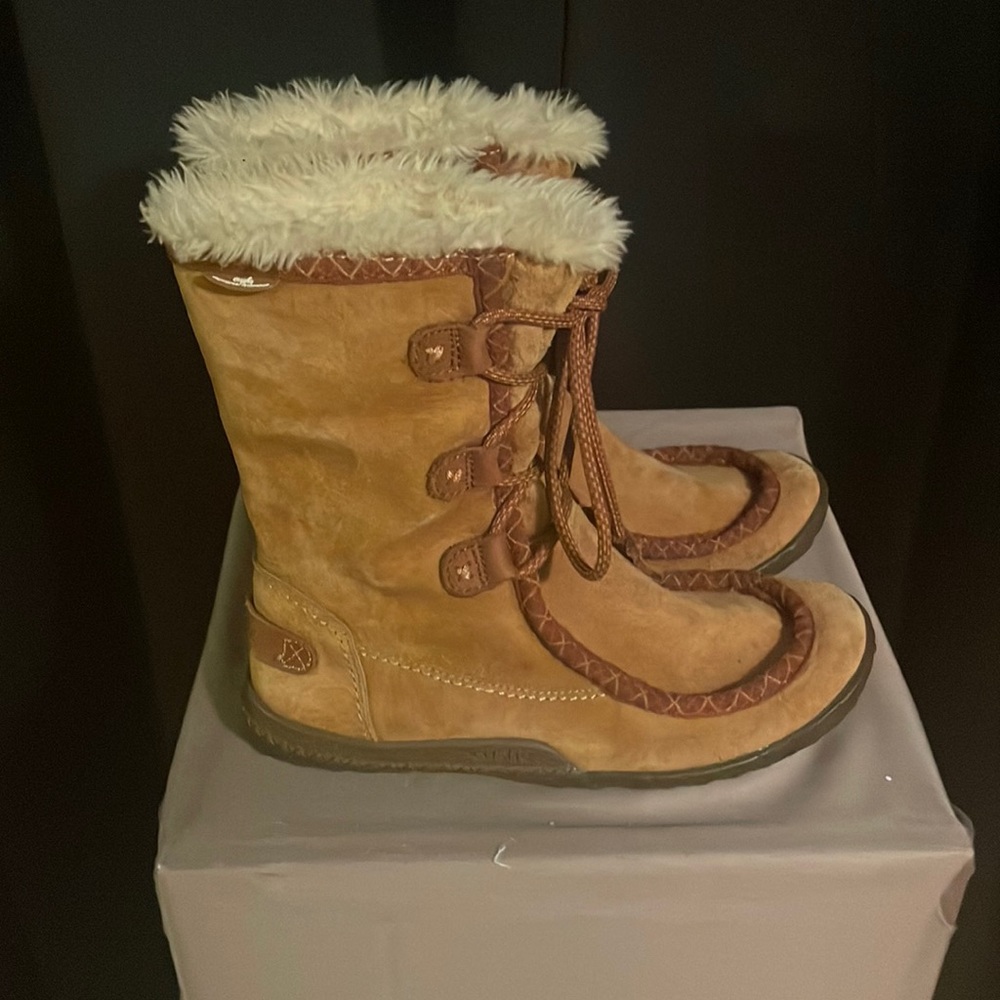 Cushe women’s suede boots believe to be a size 6 to a seven